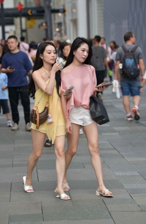 街拍凉拖美腿闺蜜