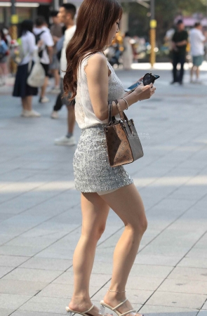 短裙街拍少妇