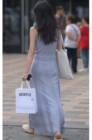 听歌的漂亮长裙美女(20P)