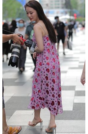 长裙吊带小姐姐(42P)