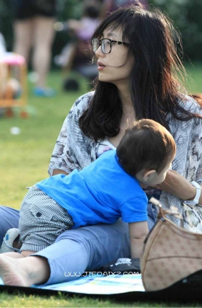 气质的紧身牛仔裤辣妈