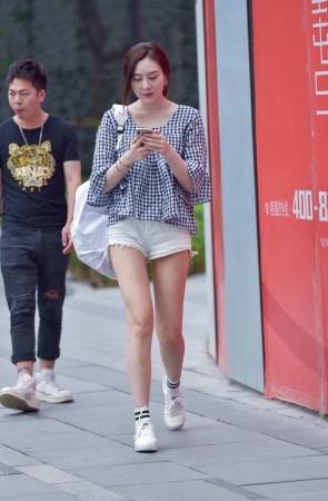 白皙长腿热裤美女