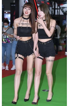 两个黑热裤车模美女(189P)