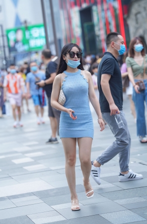 清爽的蓝裙美眉，甜美可爱