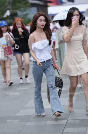 牛子裤美女