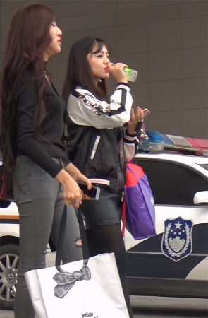 灰色紧身裤黑色毛衣长发美女