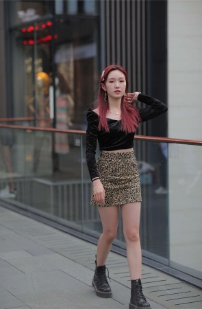 靓丽短靴豹纹裙