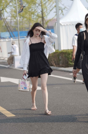 黑色吊带裙白皙小姐姐