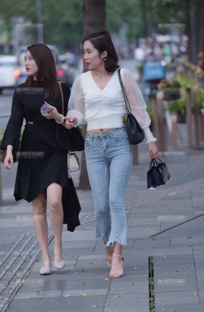 逛街的小姐姐
