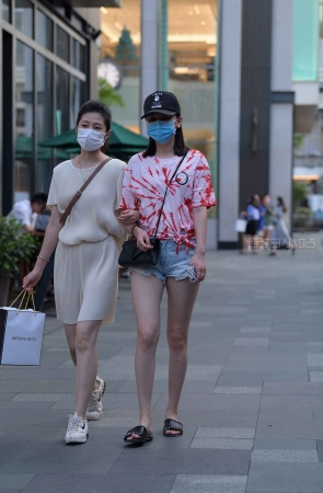 鸭舌帽小姐姐