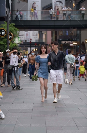 街拍牛仔裙小姐姐