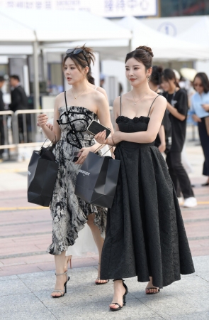 23918-19=76√肤白貌美的娇萋～人见人爱啊这是