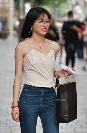 &漂亮阔腿牛仔裤美女