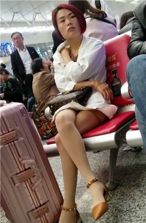 4k-高铁候车室拍摄极品肉丝袜性感美眉