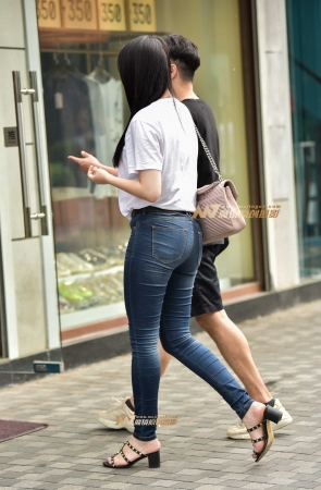 笑不露齿的甜美紧牛MM