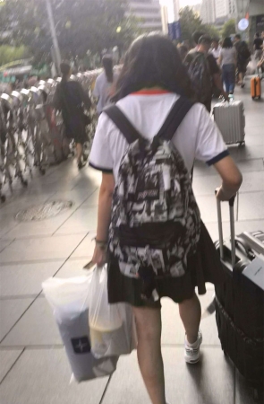 黑色短裙小妹