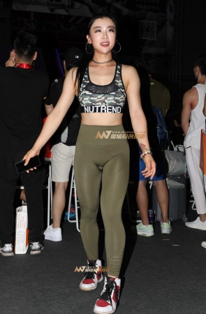 墨绿色瑜伽美女