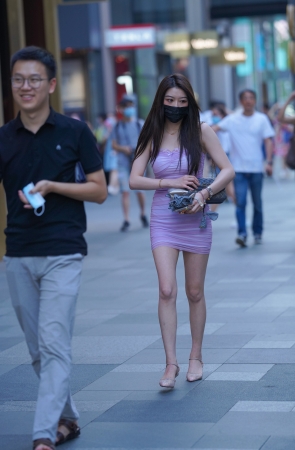 紫色吊带包臀裙美女