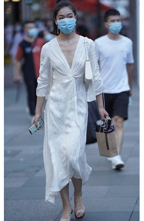 白裙V领小姐姐(27P)[327M/JPG]