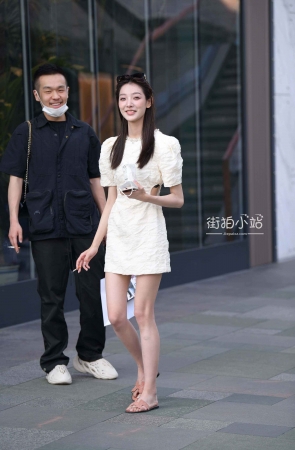 街拍米白色连衣裙小姐姐