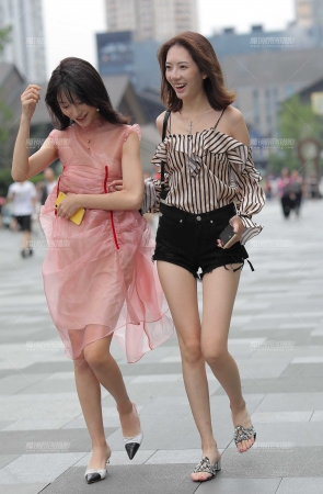 两个美女，喜欢哪一个？