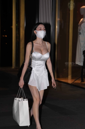 白裙小姐姐