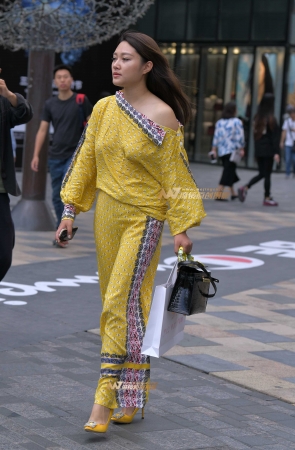 两个漂亮时尚少妇