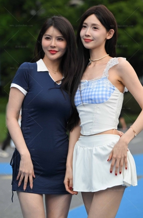 241118-69=64√网红俩闺蜜 10P