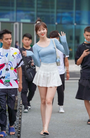 另一个版本的短裙小姐姐
