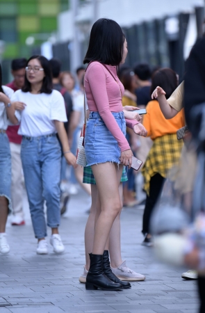 修长美腿美女