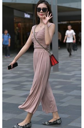 气质休息装美女(41P)