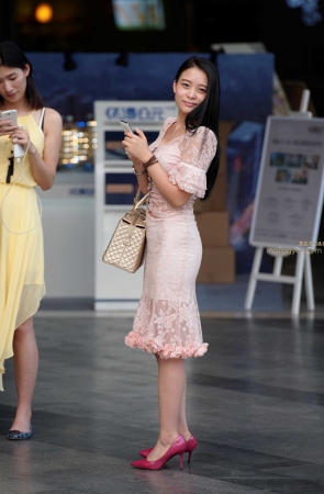 镂花鱼尾裙，裸腿，高跟