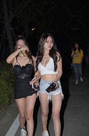 火辣身材热裤美眉