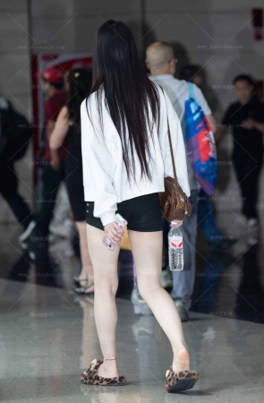 LB408-47P 成都车展-白嫩热裤小妹的大腿真白啊