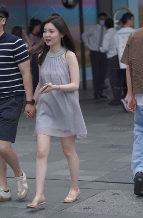 街拍甜美白皙小女友