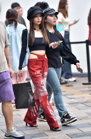 &时尚红库美女