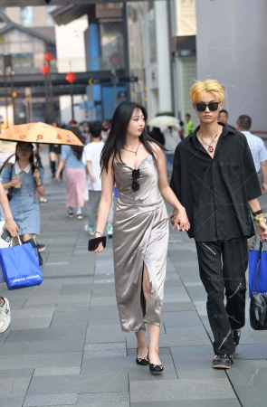 街拍吊带长裙微胖女盆友