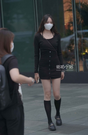街拍黑色短裙女孩~