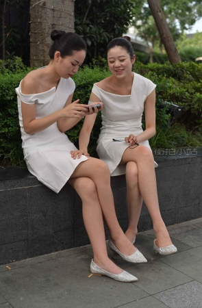白裙姐妹