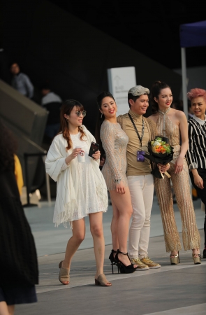 紧身包臀裙若隐若现 散发诱人的味道