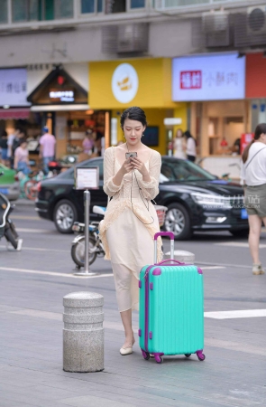 街拍米色长裙美女，仙气飘飘