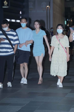 &蓝裙美腿女友&