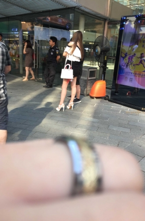 聊天的短裙长腿美女