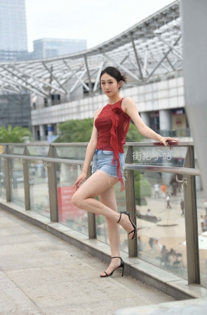 街拍热裤大长腿美女