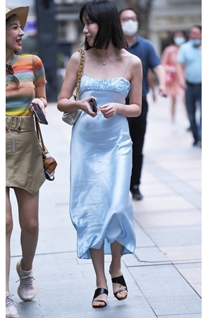 吊带长裙美女(86P)[2.18G/JPG]