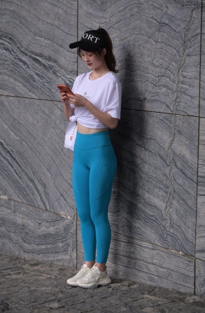 魂魂街拍作品  蓝色瑜伽裤小姐姐 [611P1V-21.8GB] 