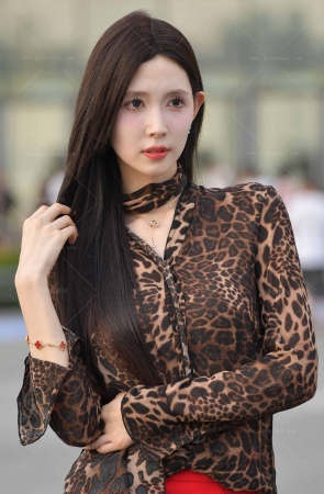 2493-21=105√忘了她芳名，美腿高跟美女【套图➕视频】 17P