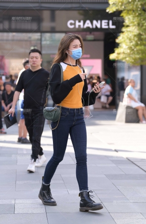 秋意紧牛美女