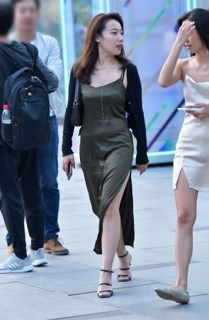 小默街拍作品 - 柔顺丝滑长裙美女