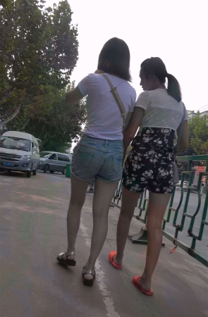 雪白美腿热裤小美女